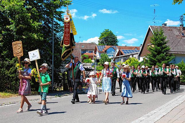 Insgesamt 15 Musikkapellen und Gruppen ziehen beim großen Bezirksmusikfest durch die Straßen von Menningen.
