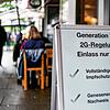 Ein Schild, welches auf die 2G-Regel hinweist, steht in Hamburg vor einer Bar. Hier dürfen nur Geimpfte und Genesene hinein