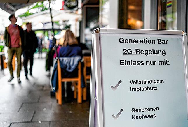 Ein Schild, welches auf die 2G-Regel hinweist, steht in Hamburg vor einer Bar. Hier dürfen nur Geimpfte und Genesene hinein