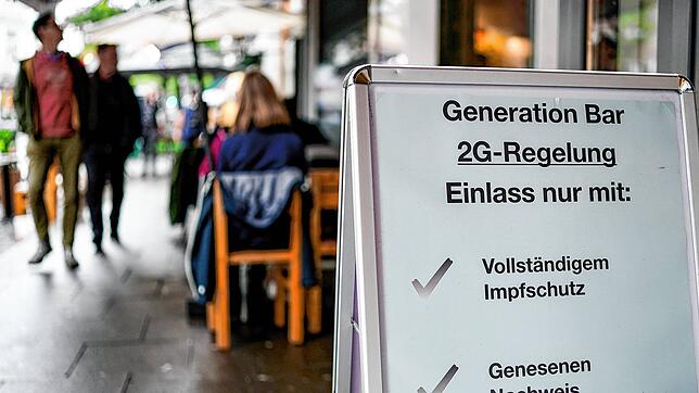 Ein Schild, welches auf die 2G-Regel hinweist, steht in Hamburg vor einer Bar. Hier dürfen nur Geimpfte und Genesene hinein