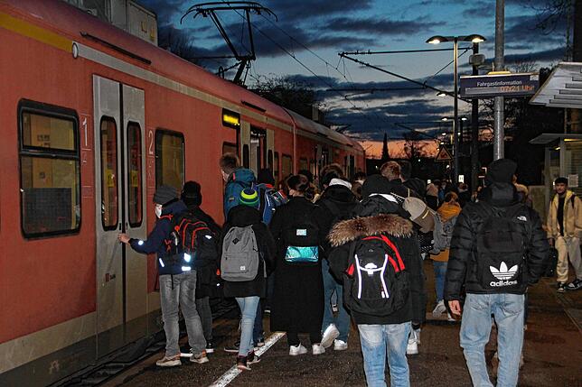 Dichtes Gedränge herrscht unter den Fahrgästen, überwiegend Schüler, die mit dem Zug frühmorgens von Gottmadingen nach Singen fahren wollen.