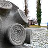 Die Skulpur im Mettnaupark ist eine Verbeugung vor dem &bdquo;Musik-Virus&ldquo;. Das Corona-Virus, das ähnlich aussieht, hat dieses ...