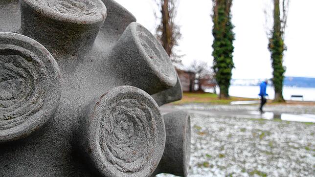 Die Skulpur im Mettnaupark ist eine Verbeugung vor dem &bdquo;Musik-Virus&ldquo;. Das Corona-Virus, das ähnlich aussieht, hat dieses ...