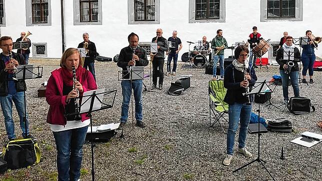 Die Stadtkapelle Meßkirch hielt ihre letzte Probe am 17. Juli im Innenhof des Meßkircher Schlosses ab.