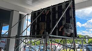 Die Großleinwand ist aufgebaut: Die SÜDKURIER-Arena öffnet erstmals heute um 18¦Uhr