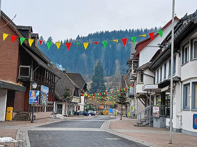 So präsentiert sich der Todtmooser Ortskern in den Wintermonaten. Im Sommer wird die Hauptstraße mit hübschen Blumenkübeln aufgewertet.