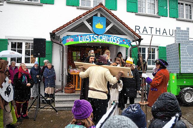 Bild 13: Markgraf Florian von Hohenfels: Bilder vom Sturz und der öffentlichen Läuterung des Hofstaats