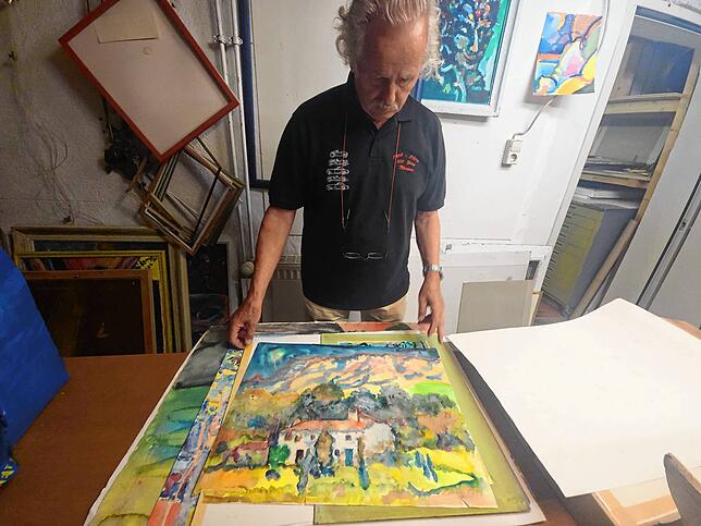 Rolf Karl mit einem weiteren Kunstwerk. Sein Schwiegervater verwendete höchst unterschiedliche Techniken.
