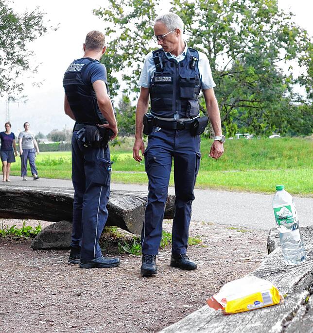 Auf dem Grillplatz Bremt an der Wiese zeugt der Müll wohl vom letzten Treffen.