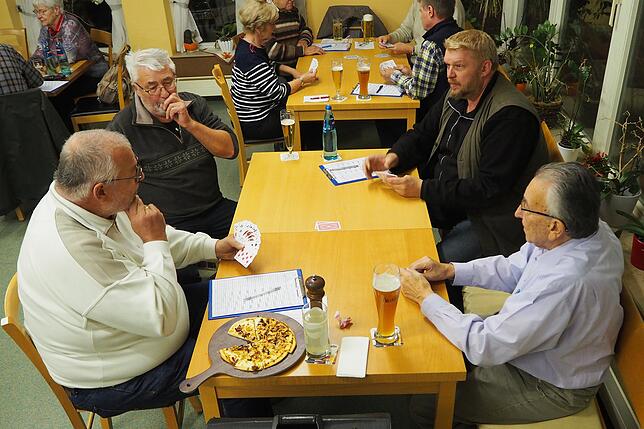 Der Bräunlinger Skatklub Herz As spielt an Tischen zu viert. Hier kämpfen Wolfgang Hickl (vorne von links), Erwin Neubert, Simon Gawlick ...