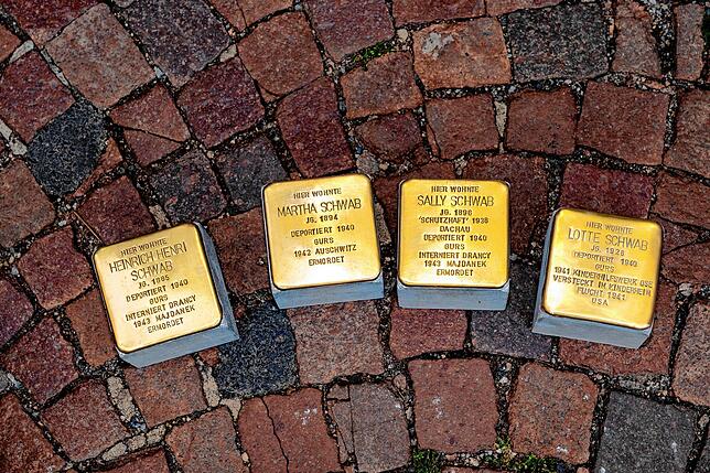 Bild 5: Nun liegen sie auch in VS: Die ersten 18 Stolpersteine zum Gedenken an Villinger Juden sind am Mittwoch verlegt worden
