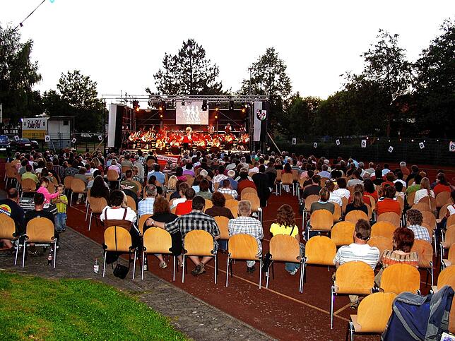 Schöne Klänge unter freiem Himmel gibt es am Samstag, 18. Juni, um 19 Uhr auf dem Hartplatz hinter der Zehn-Dörfer-Halle.