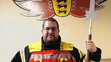 Florian Schmidt, der letzte Abteilungskommandant in Karsau, hält die Hellebarde. Sie symbolisiert die langjährige Freundschaft mit den ...