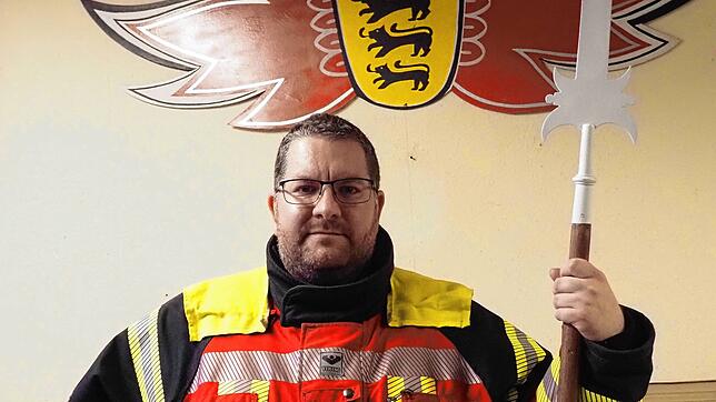 Florian Schmidt, der letzte Abteilungskommandant in Karsau, hält die Hellebarde. Sie symbolisiert die langjährige Freundschaft mit den ...