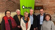 Bei der Hauptversammlung des BUND Immenstaad: (von links) Gemeinderätin Charlotte Hepp, der scheidende Vorsitzende Klaus Lindemann, die ...
