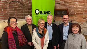 Bei der Hauptversammlung des BUND Immenstaad: (von links) Gemeinderätin Charlotte Hepp, der scheidende Vorsitzende Klaus Lindemann, die ...
