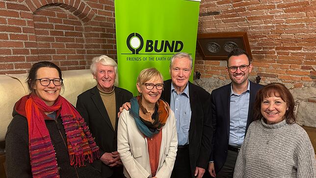 Bei der Hauptversammlung des BUND Immenstaad: (von links) Gemeinderätin Charlotte Hepp, der scheidende Vorsitzende Klaus Lindemann, die ...