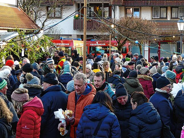 Dichtes Gedränge herrschte beim 17. Bermatinger Christkindlesmarkt auf dem Atoplatz.
