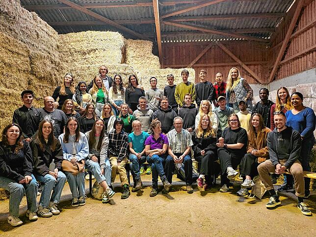 Glückliche Gesichter bei der Abschlusspräsentation der Projektwoche: Studenten, Dozenten und das Lebenshof-Team.