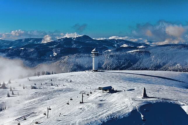 Im Winter bietet der Feldberg Spaß auf Ski, Snowboard oder Schlitten.