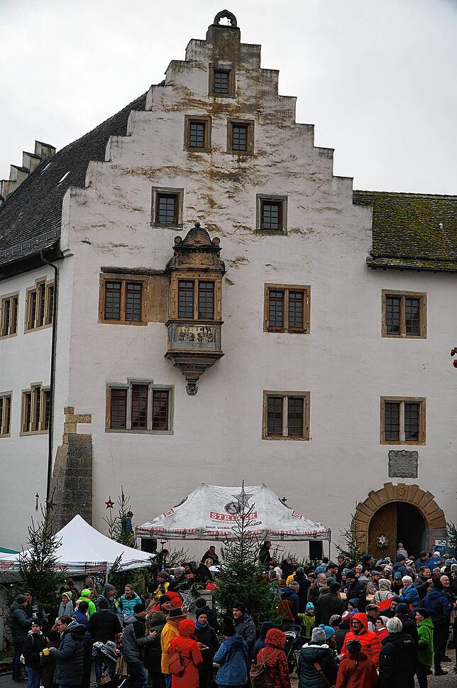 Viel Andrang rund ums Blumenfelder Schloss: Trotz Nieselregen zog die Schlossweihnacht viel Publikum in den Tengener Stadtteil.