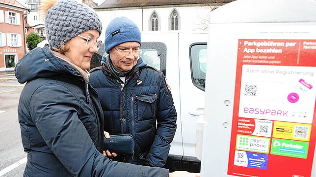 (Archivbild) Als Dina und Harald Bächler aus Leer im Januar 2024 in Konstanz parken, haben sie genug Kleingeld dabei, um die Gebühren ...