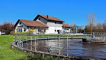 Das Betriebsgebäude der Kläranlage Buggensegel wird umgebaut und mit einer Solaranlage ausgestattet. Im Vordergrund sieht man eines der ...