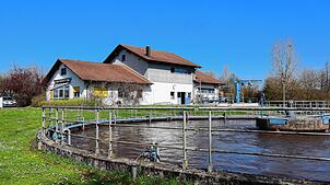 Das Betriebsgebäude der Kläranlage Buggensegel wird umgebaut und mit einer Solaranlage ausgestattet. Im Vordergrund sieht man eines der ...
