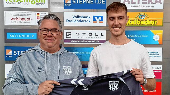 Neue Aufgabe: Sportchef Harald Kleinhans (links) vom FV Lörrach-Brombach freut sich auf Neuzugang Tim Heininger, der vom Bezirksligisten ...