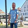 Abkühlung im Bach: Michael Gulde mit seinem Hund Berny, der zunächst noch etwas vorsichtig ist, wenn es ums Abkühlen der Pfoten geht.