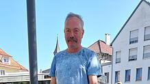 Abkühlung im Bach: Michael Gulde mit seinem Hund Berny, der zunächst noch etwas vorsichtig ist, wenn es ums Abkühlen der Pfoten geht.