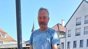 Abkühlung im Bach: Michael Gulde mit seinem Hund Berny, der zunächst noch etwas vorsichtig ist, wenn es ums Abkühlen der Pfoten geht.
