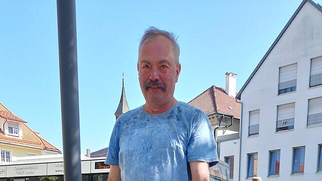 Abkühlung im Bach: Michael Gulde mit seinem Hund Berny, der zunächst noch etwas vorsichtig ist, wenn es ums Abkühlen der Pfoten geht.