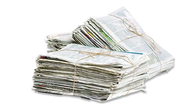 Mehrere Zeitungsbündel: Damit das Altpapier wertvoll bleibt, müssen Hochglanz-Prospekte vor der Entsorgung entnommen werden.