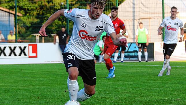 Der Villinger Flamur Berisha musste nach einem Schlag auf den Knöchel einige Tage pausieren, dürfte beim Spiel in Stuttgart aber ...