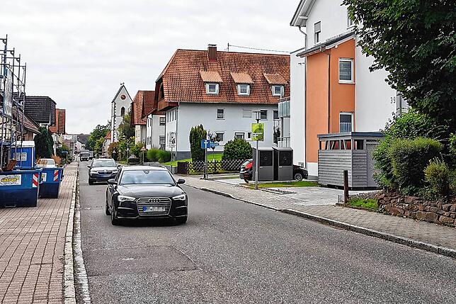 In der Hindenburgstraße herrscht viel Verkehr.