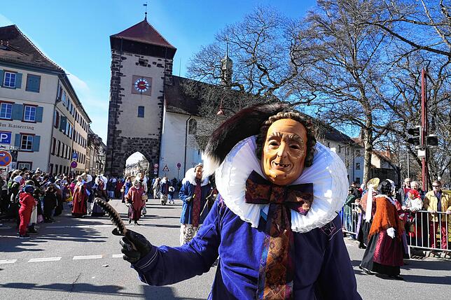 Bild 28: Villinger Fasnet-Umzug: Narren feiern bei strahlendem Sonnenschein – Die besten Bilder!