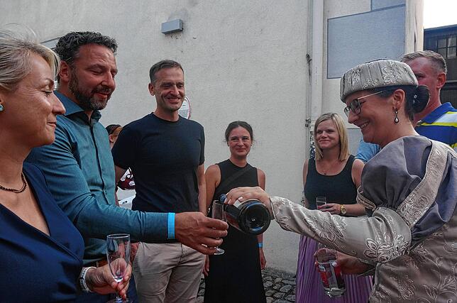 Bild 9: Eintrag ins Goldene Buch beim Heimatabend des Tiengener Schwyzertags – Wir haben die Bilder