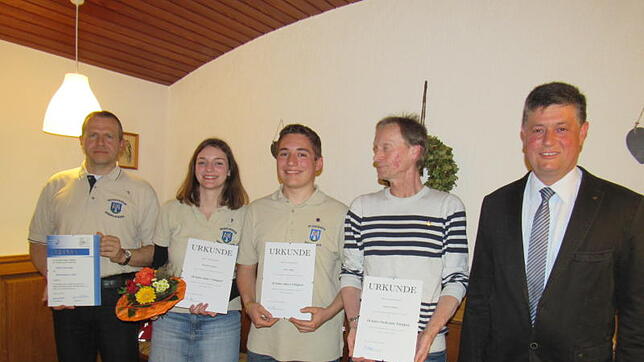 Die Ehrennadel des Blasmusikverbandes Sigmaringen erhielten (von links): Uwe Hipp (30 Jahre), Manuela Stroppel (20), Marco Hipp (10 ...