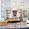 Bäckermeister Adolf Heller präsentiert in seiner kleinen Backstube in der Wilhelm-Binder-Straße in Villingen gegen 14 Uhr seine letzten ...