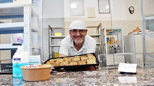 Bäckermeister Adolf Heller präsentiert in seiner kleinen Backstube in der Wilhelm-Binder-Straße in Villingen gegen 14 Uhr seine letzten ...