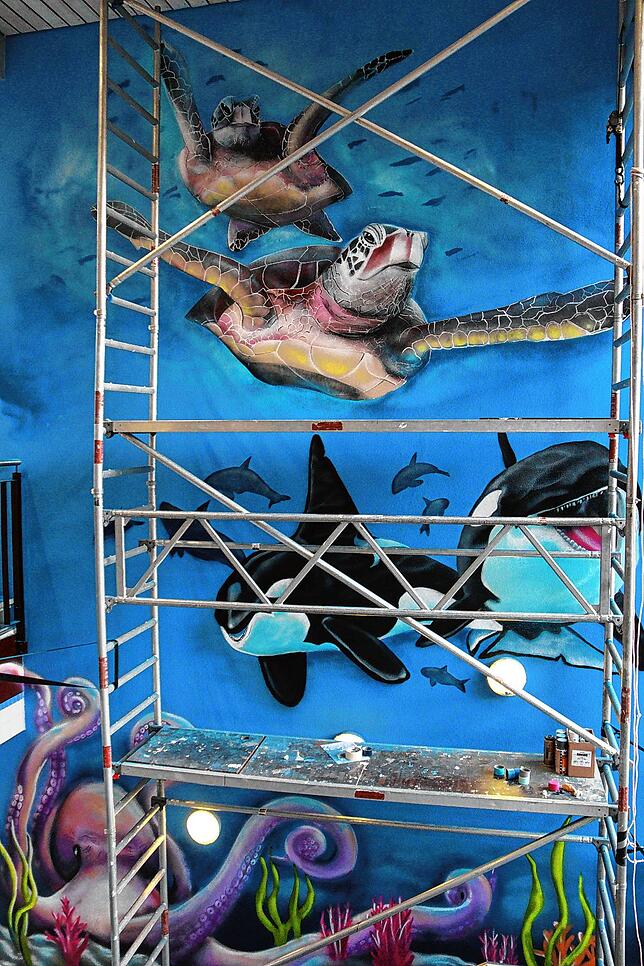 Schildkröte, Orcas und Krake: Zum Teil arbeiten mehrere Künstler an einem Bild.