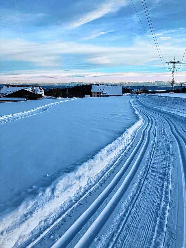Gespurte Loipen, die ehrenamtlich gepflegt werden, luden im Winter zum Langlaufen mit Alpensicht ein.