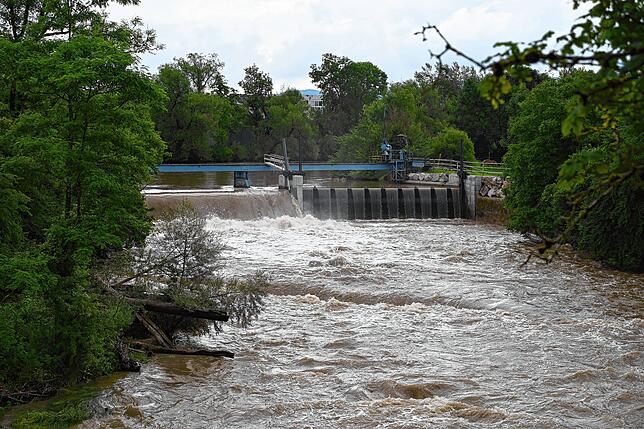 Die Wutach am Kraftwerk Lauffenmühle zeigt zwar einen erhöhten, zurzeit aber nicht sehr gefährlichen Wasserstand.