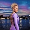 Sabrina Weckerlin als Eiskönigin Elsa vor der Kulisse der Hansestadt und Musical-Hauptstadt Hamburg.