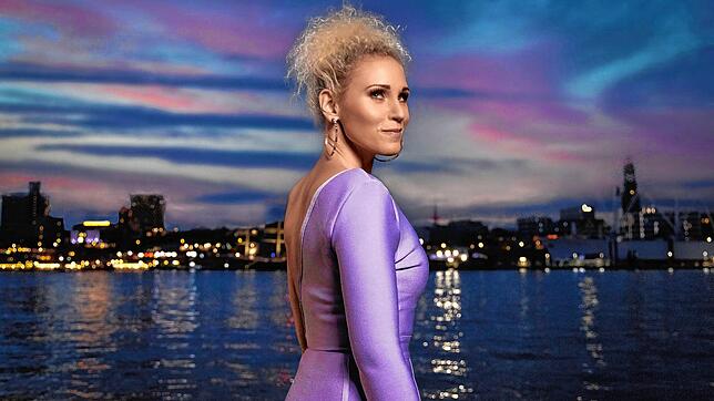 Sabrina Weckerlin als Eiskönigin Elsa vor der Kulisse der Hansestadt und Musical-Hauptstadt Hamburg.