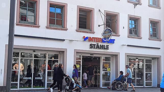 Noch sind die Ladentüren der Geschäfte, so wie hier beim Intersport Stähle, dauerhaft geöffnet. Laut einer neuen Verordnung der ...