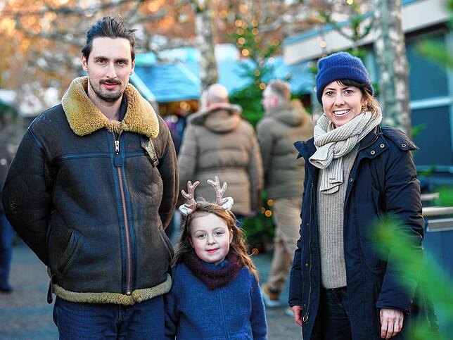 Bild 2: Endlich wieder Weihnachtsmarkt! Besucher und Betreiber genießen die Bodensee-Weihnacht