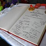 Viele Gäste haben sich beim Empfang ins goldene Buch unter Anna-Lenas Forster Beitrag verewigt.