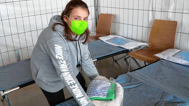 Das Engagement von freiwilligen Helfern im Kreis Waldshut ist unverzichtbar: Lilly Huber vom Jugendrotkreuz Görwihl verteilte bei der ...